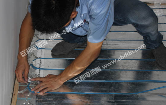 將檢測完好的發熱電纜鋪設到模塊凹槽中並用鋁箔膠帶固定